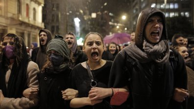 Протести и сблъсъци с полицията в Гърция след влаковата катастрофа