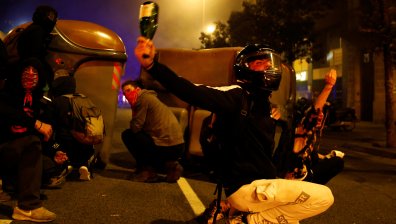 Ожесточени сблъсъци в Барселона, хиляди блокираха града