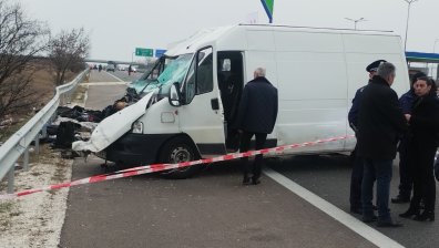 Претоварване с 2 тона е причината за спуканата гума на катастрофиралия бус с мигранти