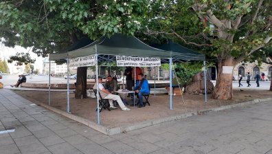 Ден 73: Юристи разпънаха 3 нови шатри и 2 палатки пред президентството