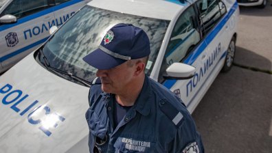 Жена надра полицай и ритна шапката му при проверка на пътя