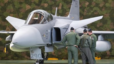 Полша вдигна бойни самолети по тревога заради войната в Украйна