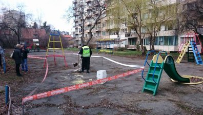 Екипи на Гражданска защита проверяват разпилян бял прах в "Бъкстон"