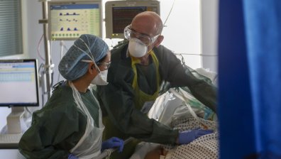 7000 медици са жертва на Ковид-19, а заразеният Берлускони е в болница