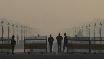 Мръсен въздух в Ню Делхи - съкратиха с 50% работата в офиси (СНИМКИ)