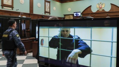 Навални: Това е глупава война, един луд е впил ноктите си в Украйна