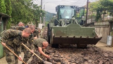 След водното бедствие: За пореден ден военни се борят с щетите в Берковица