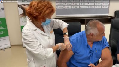 Борисов се ваксинира на живо: Моля всеки,&nbsp;който е гласувал за нас, да се имунизира (+ВИДЕО)