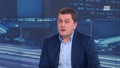 Комунисти, нацисти... Ето защо БСП иска оставката на образователния министър