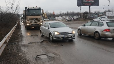 Дупки, счупени джанти и гневни граждани: Протест заради некачествения път при "Суходол"&nbsp;