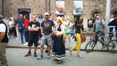 С фолклорна носия на протест: "Родени сме на свещена земя"