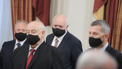 Министърът на културата отговаря на въпроси на граждани и медии във Facebook