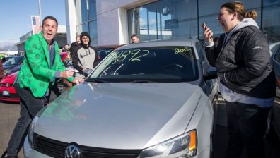 Автосалон в Ню Джърси продава коли по 1 долар