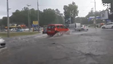 Проливни дъждове в Белград превърнаха улиците в реки