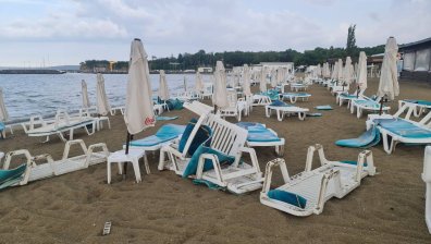 Мощна буря в Южна България: Мълния разцепи дърво, клоните му са паднали върху автомобили 