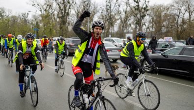Студенти на велопоход до Страсбург, за да алармират Европа за случващото се (СНИМКИ)