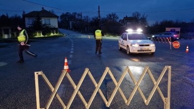 Издигнаха КПП-та при акция срещу битовата престъпност в Разградско