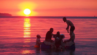 Джулай морнинг: Десетки посрещнаха изгрева на Камен бряг