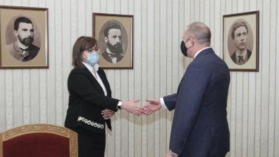 Нинова към Радев: Ще съставим кабинет, ако връчите третия мандат на БСП