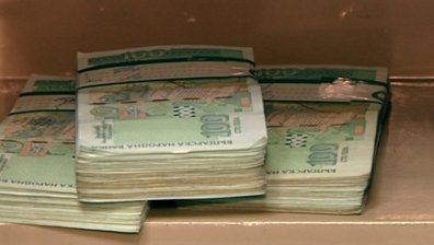 Баба хвърли през балкона 7860 лева на ало-измамник в Оряхово