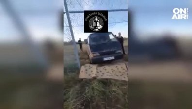 Мигранти минават през оградата на границата ни с бус (ВИДЕО)