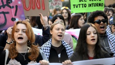 Грета Тунберг осъди авторитаризма на митинг в Тбилиси (+СНИМКИ)