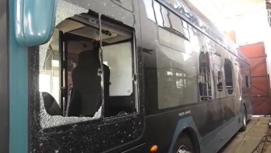 Ураганният вятър във Враца потроши стъклата на автобус, пътничка: От главата ми течеше кръв