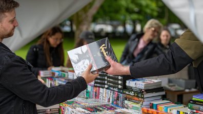 Хиляди заглавия на Пролетния панаир на книгата в София (СНИМКИ)