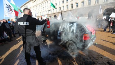Протестиращи от "Възраждане" запалиха кола и разпиляха тор пред КС
