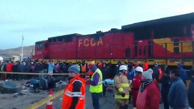 Жертви и ранени при катастрофа между автобус и товарен влак в Перу