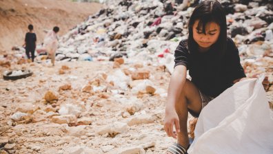 Как хиляди роми бяха изселени на сметище в Румъния