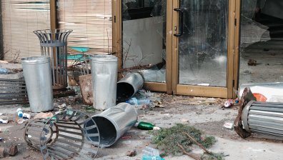 Щетите след сблъсъците на протеста в София (СНИМКИ)