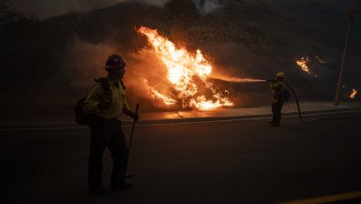 Евакуираха 60 000 души край Лос Анджелис заради горски пожар
