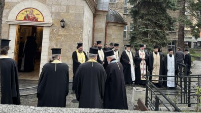 Тече поклонение пред патриарх Неофит в храма "Св. Марина"
