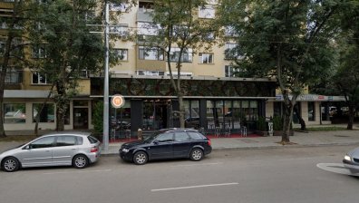 От HelpBook: Незаконно заведение запазва паркоместа през блока ни