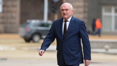Главчев отрече да проверява собствената си работа като служебен премиер
