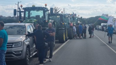 Пътни блокади в цялата страна. Земеделци към шофьори: Отложете пътуванията си