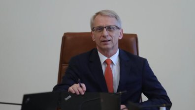 Денков отговори на Радев за Украйна: Няма как да гледаме отстрани как бият някой до нас