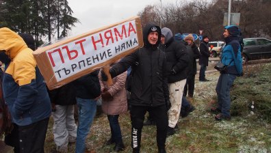 "Имитация на ремонт, дупките са жестоки": Варненци протестират след ремонт на ВиК