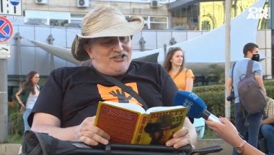 Лицата на протеста: Мъжът, който блокира кръстовище с книга