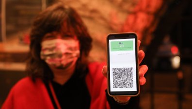 "Галъп": Половината българи одобряват ваксинационните паспорти
