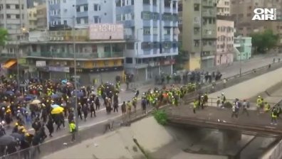 Ново напрежение и сблъсъци в Хонконг при многохилядна демонстрация