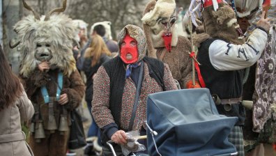 Кукери и джамалджийски хлопки събудиха село Годеч
