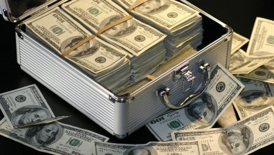 Предприемач повиши минималната заплата на екипа си до  $70 xиляди гoдишнo