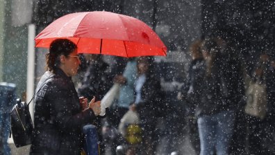 Времето днес: Дъжд, гръмотевици и дори градушка на места