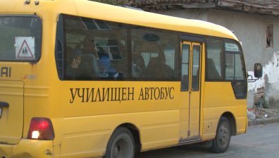 Училищен автобус се удари в крайпътна къща в Хасковско