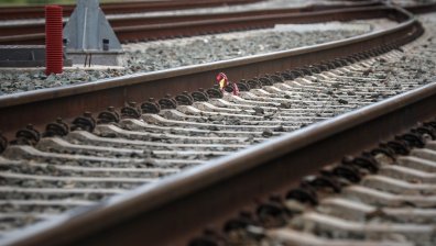 Двама ранени при удар на влак върху кола на жп прелез край Кресна