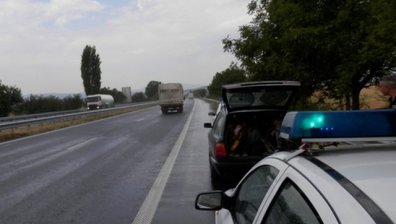 Хванаха 13 бежанци на магистрала "Тракия"