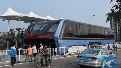 Пуснаха тестово футуристичен автобус в Китай