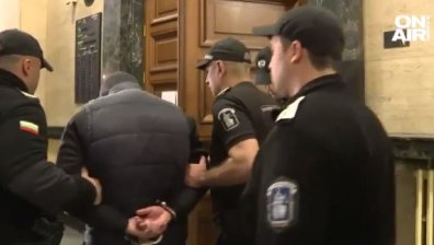 Полицай Тренев с белезници в съда по мярката за подкуп, поиска свобода, имал паник атаки